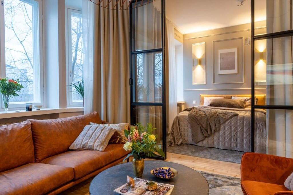 Luxury Getaway - One-bedroom W Fireplace Leilighet